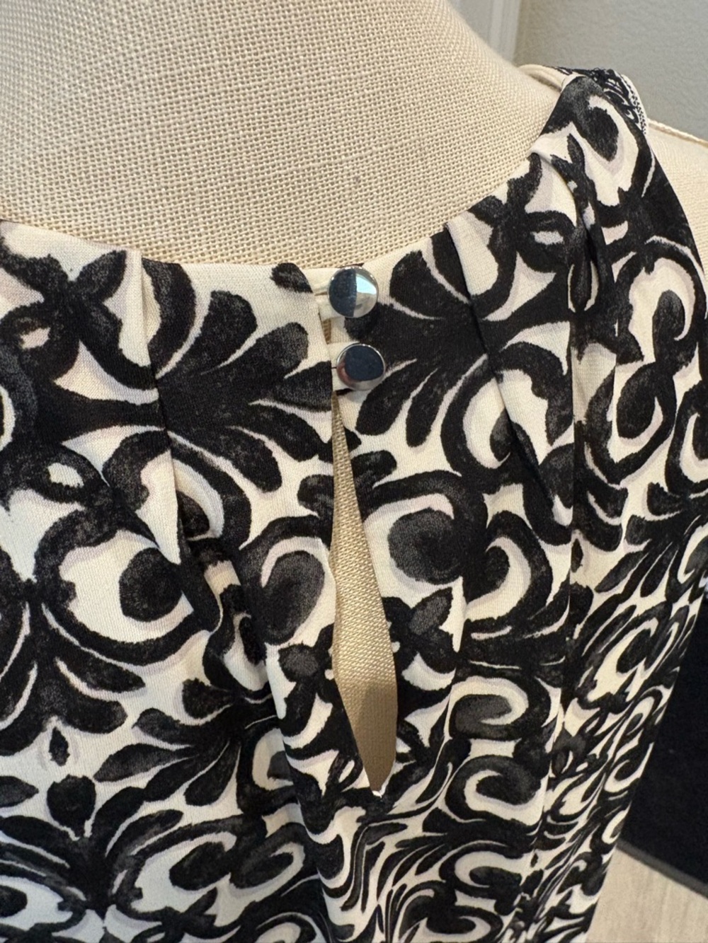 White House Black Market Black and White Keyhole Halter Tank - Picture 4 of 5